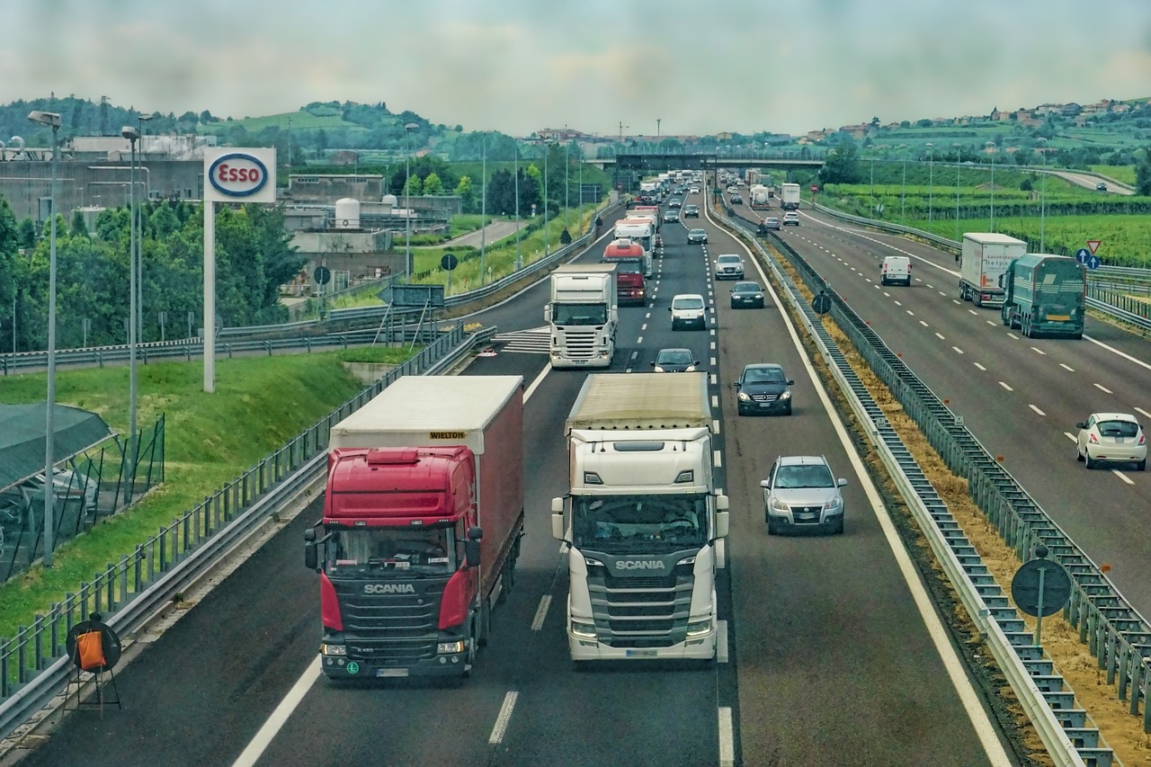 highway, road, trucks-3392100.jpg